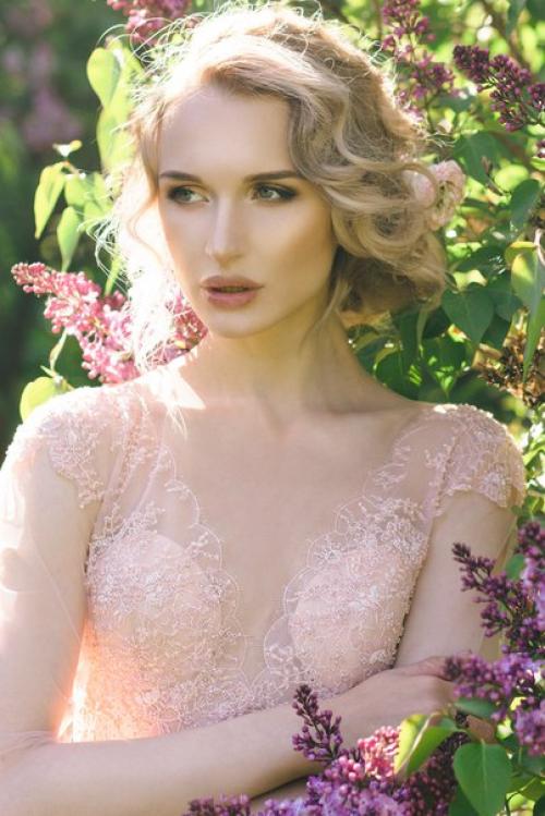 Урок макияжа.  1 нанесите базу под тени и припудрите веко. 01