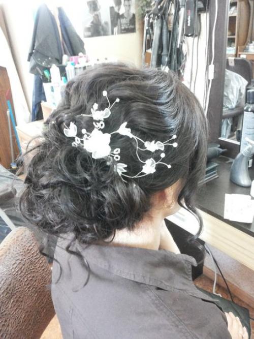 Выполняю свадебные и вечерние прически на волосах любой длины с использованием накладных прядей и живых цветов. 04