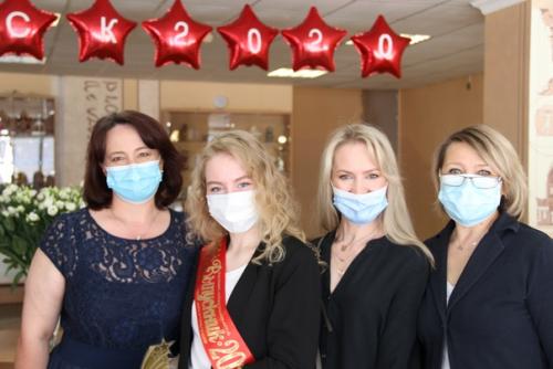 В понедельник, 15 июня, в лицее состоялось вручение аттестатов о среднем общем образовании выпускникам 11 классов. 06 В понедельник, 15 июня, в лицее состоялось вручение аттестатов о среднем общем образовании выпускникам 11 классов. 06