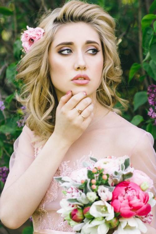 Урок макияжа.  1 нанесите базу под тени и припудрите веко. 07