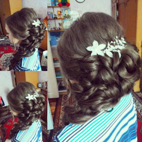 Выполняю свадебные и вечерние прически на волосах любой длины с использованием накладных прядей и живых цветов. 01