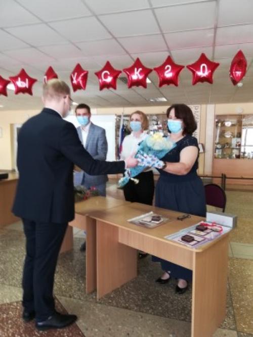 В понедельник, 15 июня, в лицее состоялось вручение аттестатов о среднем общем образовании выпускникам 11 классов. 01 В понедельник, 15 июня, в лицее состоялось вручение аттестатов о среднем общем образовании выпускникам 11 классов. 01