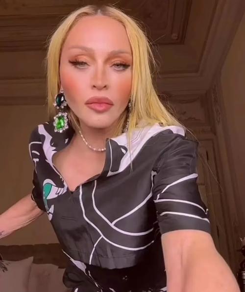 На Met Gala 2026 года заметным трендом стало обесцвечивание бровей, сделавшее их практически незаметными. 01