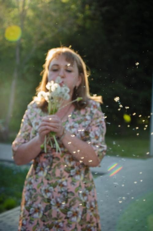 Наступило лето, а значит, самое время для фотосессий на фоне ярких цветов и сочной листвы. 02