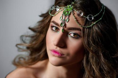 Дорогие девушки, для выездных фотосессий можно взять в аренду красивые и необычные украшения! 01