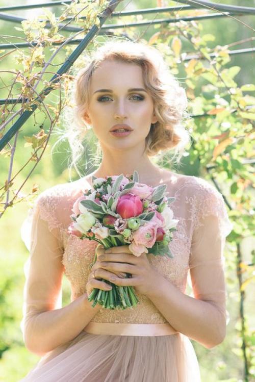 Урок макияжа.  1 нанесите базу под тени и припудрите веко. 02