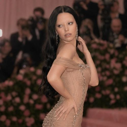 На Met Gala 2026 года заметным трендом стало обесцвечивание бровей, сделавшее их практически незаметными. 03