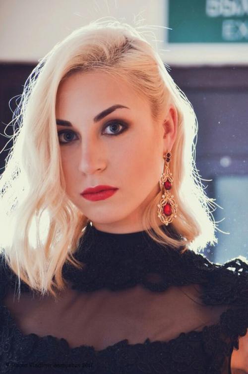 Девочки - выпускницы!  Я дипломированый визажист - стилист, мастер по прическам, чемпион юга России приглашаю на мастер-класс 11. 03