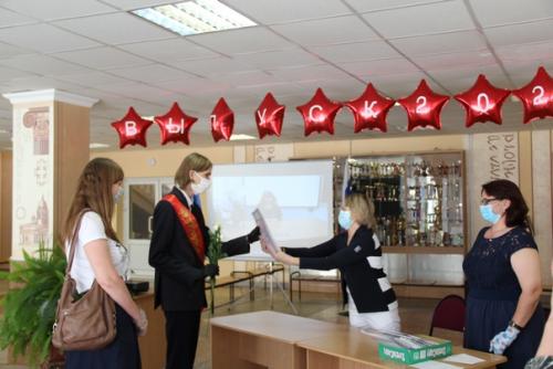 В понедельник, 15 июня, в лицее состоялось вручение аттестатов о среднем общем образовании выпускникам 11 классов. 02 В понедельник, 15 июня, в лицее состоялось вручение аттестатов о среднем общем образовании выпускникам 11 классов. 02