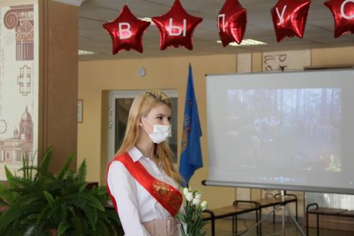 В понедельник, 15 июня, в лицее состоялось вручение аттестатов о среднем общем образовании выпускникам 11 классов. 05 В понедельник, 15 июня, в лицее состоялось вручение аттестатов о среднем общем образовании выпускникам 11 классов. 05