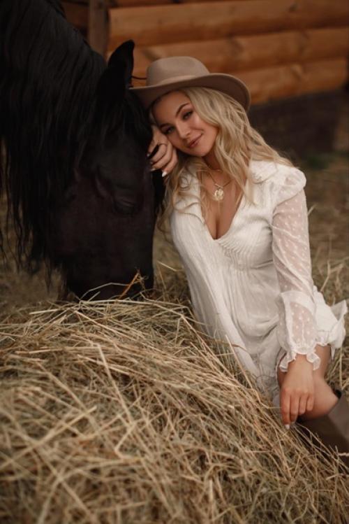 Дорогие мои, 26 июня мы подготовили для вас очень красивый фотопроект на конюшне. 04