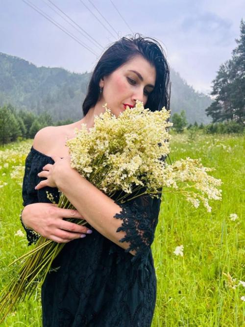 У меня не идеальная фигура и нет плоского живота. 03