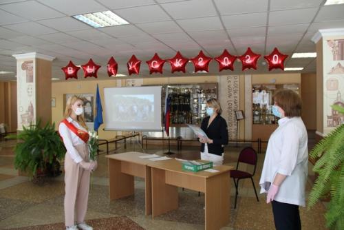 В понедельник, 15 июня, в лицее состоялось вручение аттестатов о среднем общем образовании выпускникам 11 классов. 04 В понедельник, 15 июня, в лицее состоялось вручение аттестатов о среднем общем образовании выпускникам 11 классов. 04