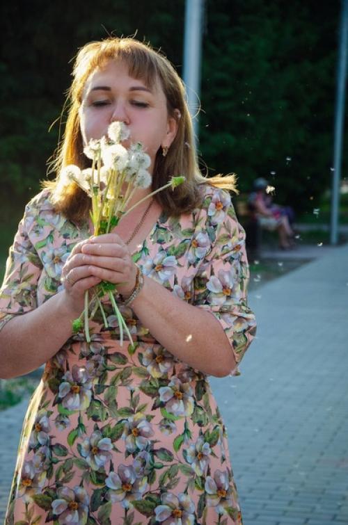 Наступило лето, а значит, самое время для фотосессий на фоне ярких цветов и сочной листвы. 01