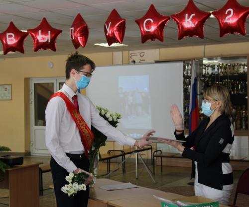 В понедельник, 15 июня, в лицее состоялось вручение аттестатов о среднем общем образовании выпускникам 11 классов. 07 В понедельник, 15 июня, в лицее состоялось вручение аттестатов о среднем общем образовании выпускникам 11 классов. 07