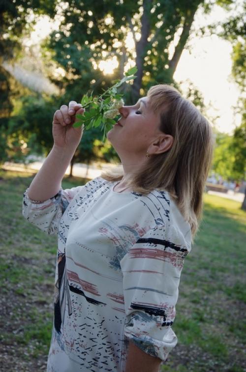 Наступило лето, а значит, самое время для фотосессий на фоне ярких цветов и сочной листвы. 03