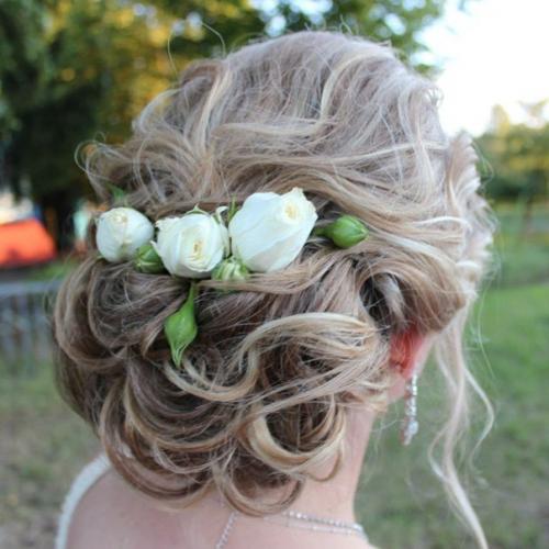 Выполняю свадебные и вечерние прически на волосах любой длины с использованием накладных прядей и живых цветов. 03