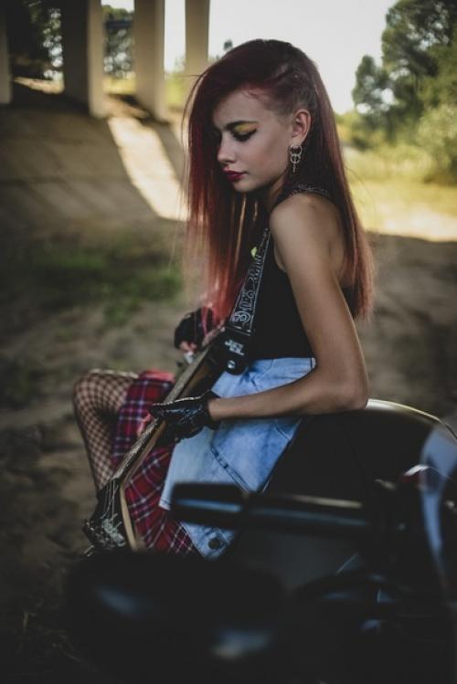 Пересматривала фотосеты, как ни странно это всё один человек. 02