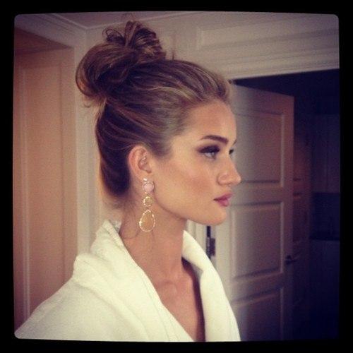 Красавицы мы предлагаем вам качественный мейк и стильную прическу по очень привлекательной цене. 03