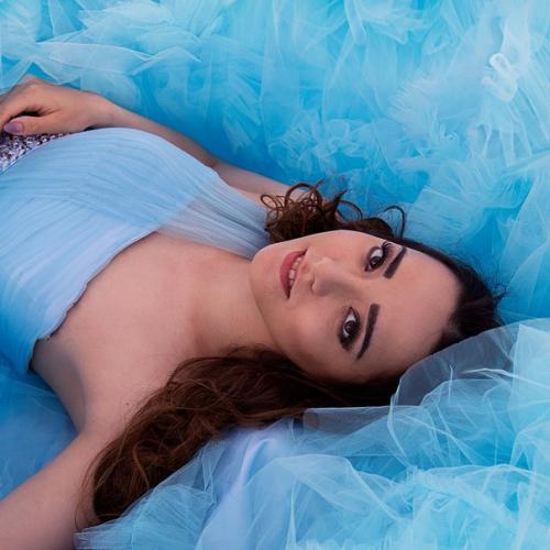 В создание образа для фотосессии входит макияж укладка. 02