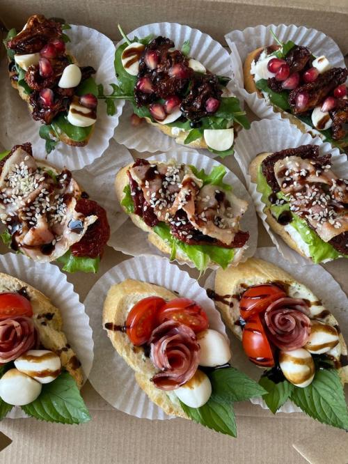 Приготовление и оформление праздничного стола очень много времени занимает. 01