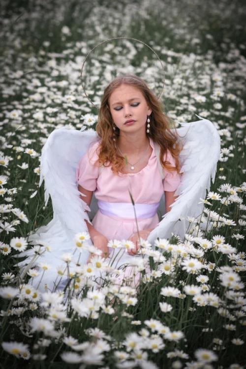 Пересматривала фотосеты, как ни странно это всё один человек. 01