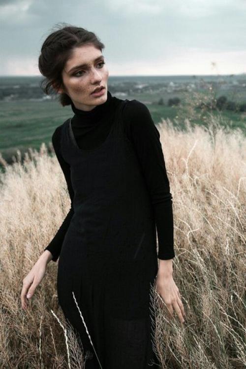 Готичный мрачный фотодень на озере с черным конем. 01