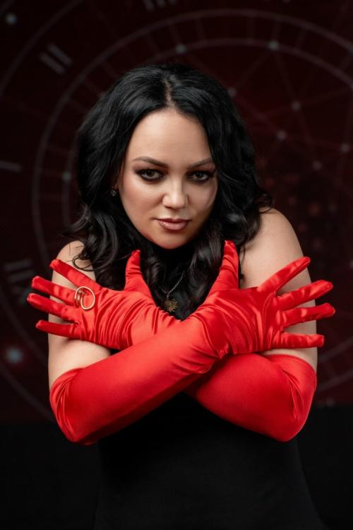 Поработали с @Klochkova_Foto_vlg, задача была, чтобы и макияж и прическа подходили под разные образы, выдержали стиль и задачу фотосессии. 01