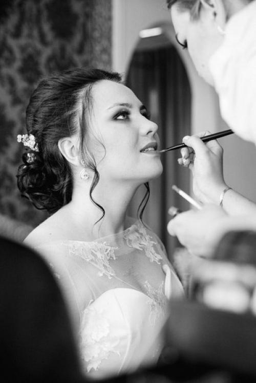 Утро невесты Елены началось в спокойной, уютной обстановке гостиной нашей мастерской. 06