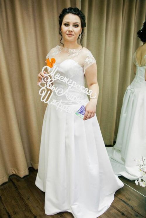 Утро невесты Елены началось в спокойной, уютной обстановке гостиной нашей мастерской. 08