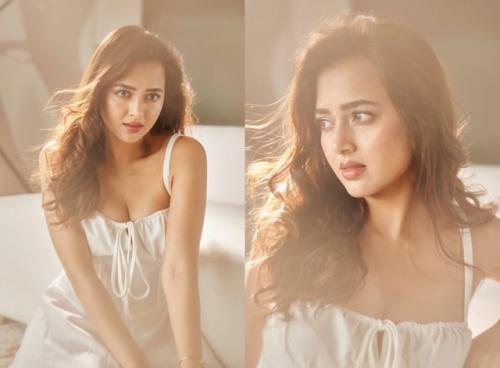 Теджассви пракаш в знойном образе в белом платье с глубоким вырезом, ее бойфренд каран кундра называет ее Девушкой Мечты. 01