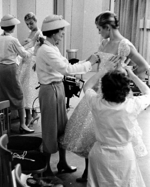 В день рождения великой Коко мы не будем в очередной раз пересказывать ее биографию или перечислять ее достижения. 06