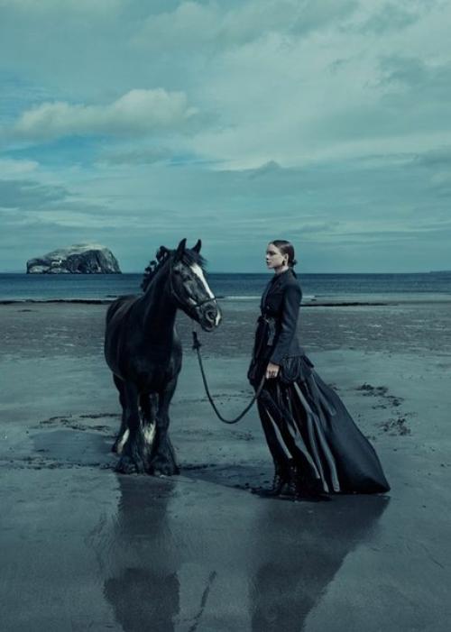 Готичный мрачный фотодень на озере с черным конем. 04