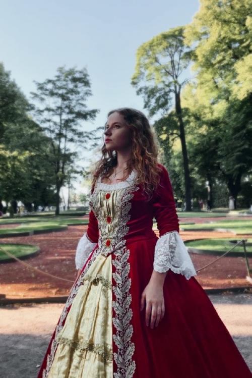 Мы прогуливались с матушкой субботним вечером по летнему саду. 02