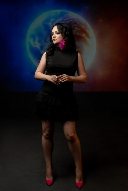 Поработали с @Klochkova_Foto_vlg, задача была, чтобы и макияж и прическа подходили под разные образы, выдержали стиль и задачу фотосессии. 03