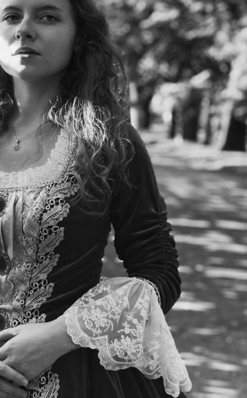 Мы прогуливались с матушкой субботним вечером по летнему саду. 04