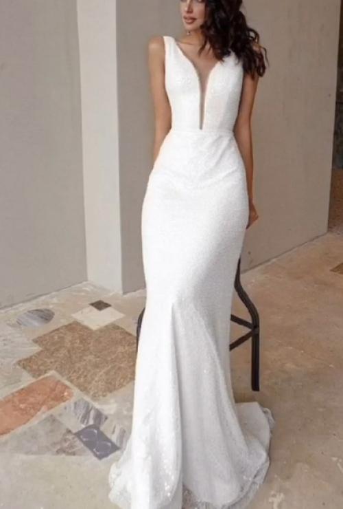 Первый вариант.  Наша девушка решила сразу на свидание в свадебном платье приходить - ну чтобы время не терять, видимо. 01