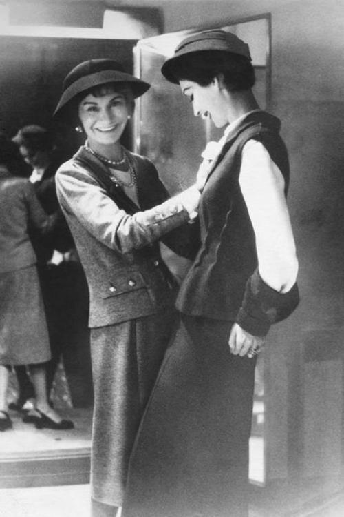 В день рождения великой Коко мы не будем в очередной раз пересказывать ее биографию или перечислять ее достижения. 03