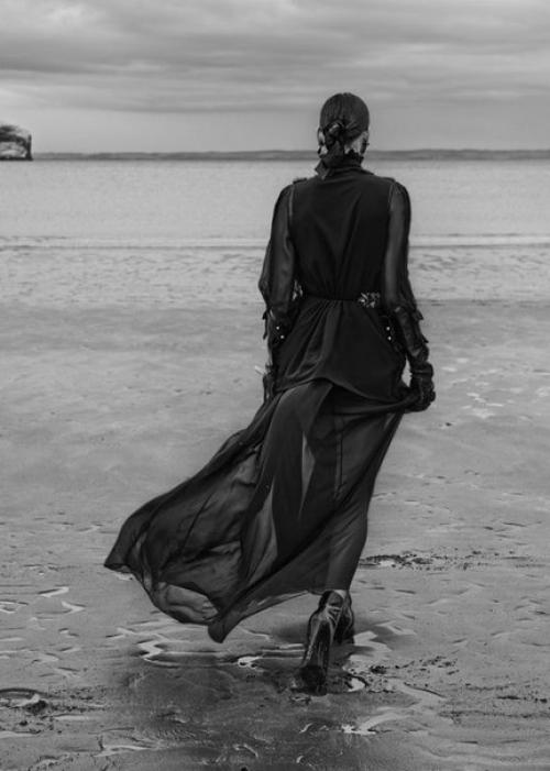 Готичный мрачный фотодень на озере с черным конем. 07