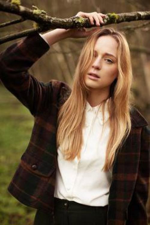 Для осенней фотосессии нужны модели с длинными волосами (желательно рыжего цвета. 01