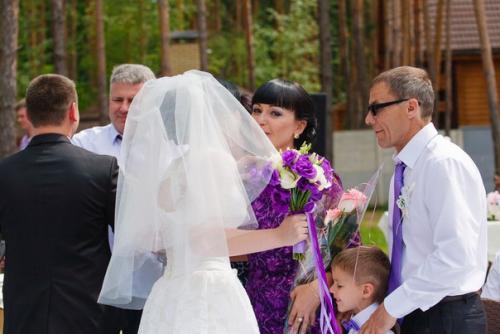 Роль мамы невесты очень почетная и заметная, поэтому выглядеть нужно идеально. 01