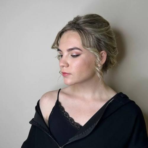 Прическа - это залог успеха любого вечернего образа, а макияж должен ее дополнять! 01