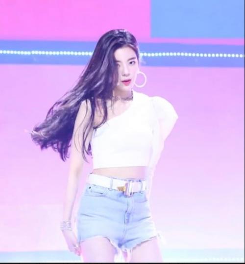 180820: прически Lia из Itzy, которые вызывают негативные реакции у к - нетизенов. 05