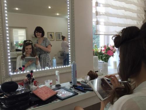 В нашей школе свадебных стилистов большое внимание уделяется отработке макияжа и причесок на моделях. 04