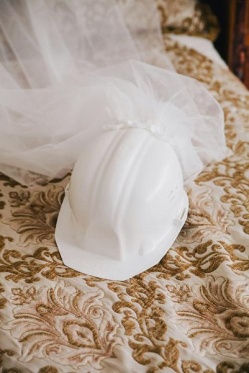 Утро невесты Елены началось в спокойной, уютной обстановке гостиной нашей мастерской. 01