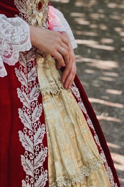 Мы прогуливались с матушкой субботним вечером по летнему саду. 06