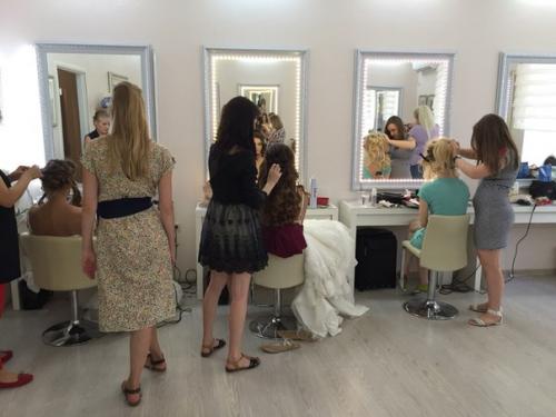 В нашей школе свадебных стилистов большое внимание уделяется отработке макияжа и причесок на моделях. 02