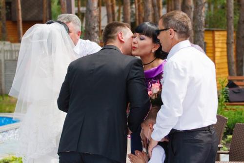 Роль мамы невесты очень почетная и заметная, поэтому выглядеть нужно идеально. 02