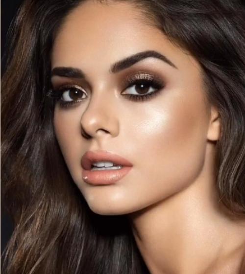 Первый вариант.  Наша девушка решила сразу на свидание в свадебном платье приходить - ну чтобы время не терять, видимо. 03