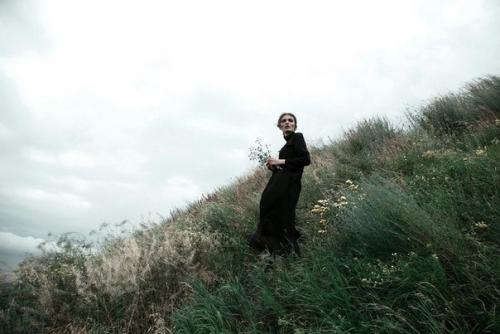 Готичный мрачный фотодень на озере с черным конем. 08